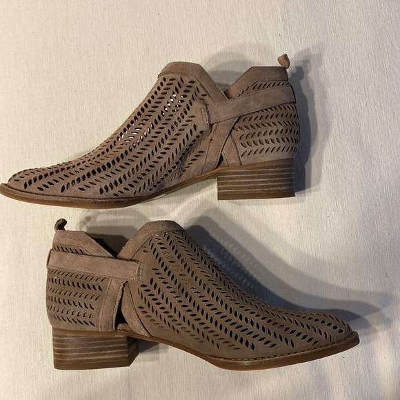 Vince Camuto Campina Smoke Cloud True Suede Almond Ankle Bootie Boots Size 6 - Picture 4 of 9